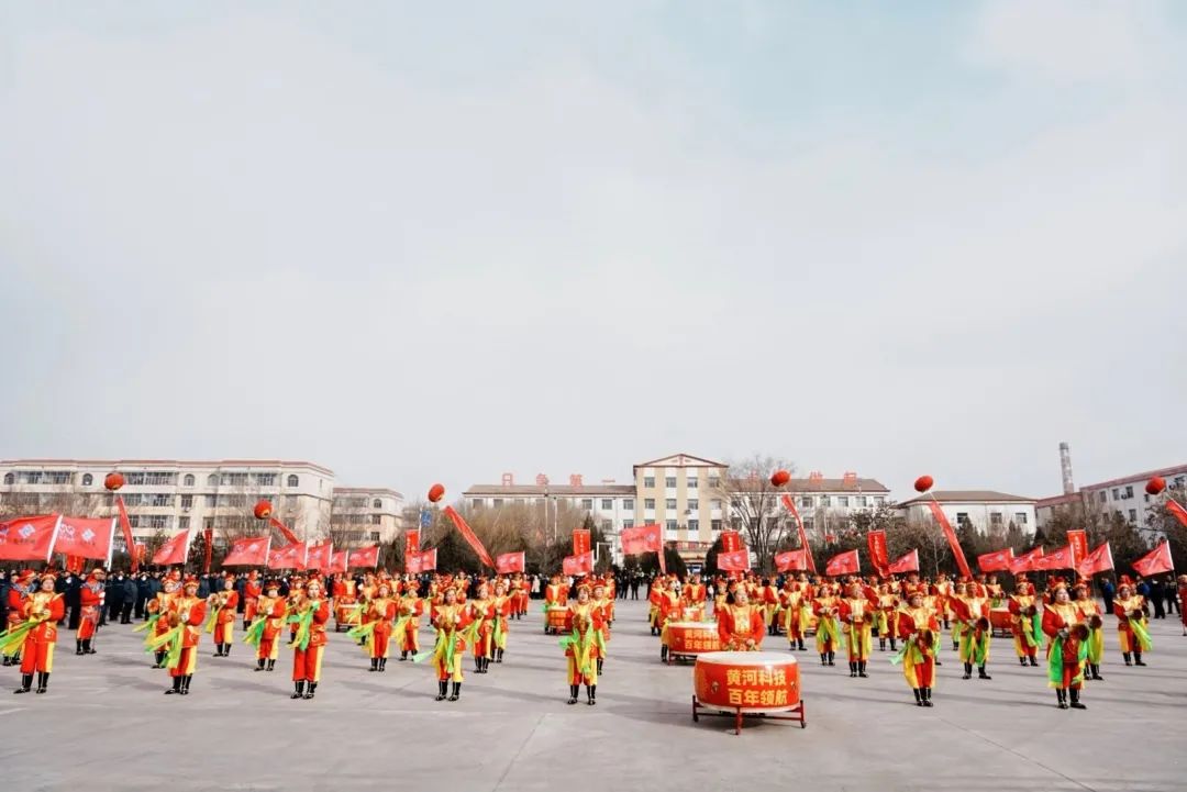 集團創(chuàng)業(yè)40周年威風(fēng)鑼鼓隊表演