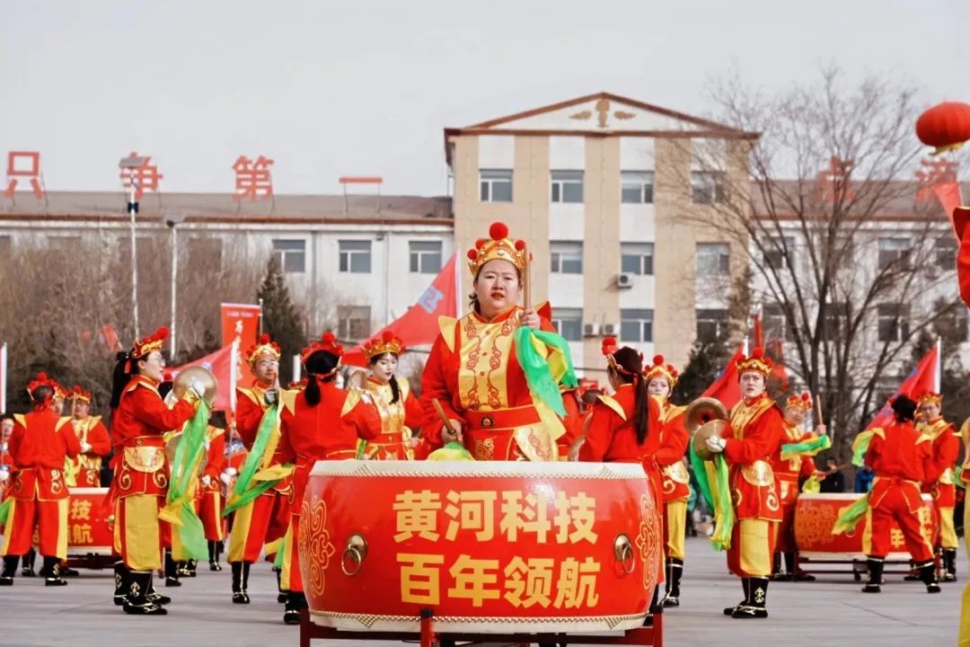 集團創(chuàng)業(yè)40周年威風(fēng)鑼鼓隊表演