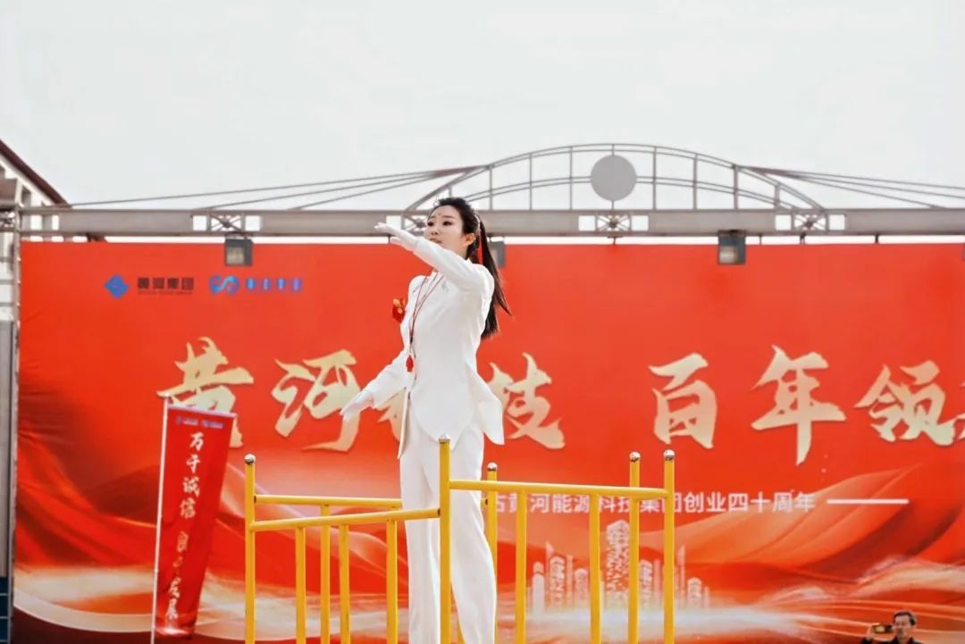 集團創(chuàng)業(yè)40周年威風(fēng)鑼鼓隊表演指揮