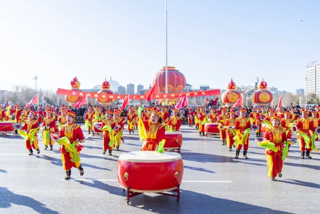 內(nèi)蒙古黃河集團創(chuàng)業(yè)四十周年威風(fēng)鑼鼓隊助力正月十五社火巡演